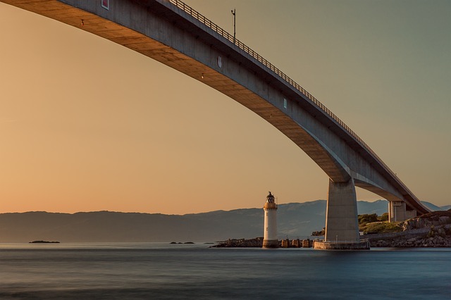 Bridging the gap of law and tech